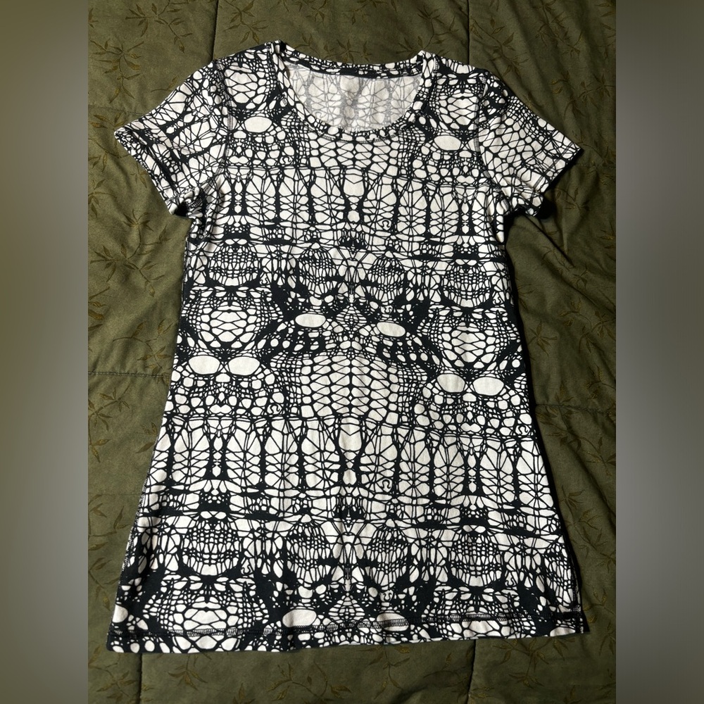 Lululemon Women's Black and White Top